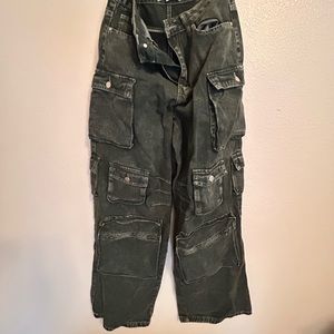 Size M black denim pant with many compartments